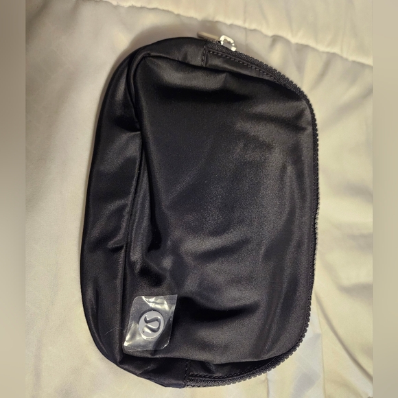 Lululemon Everywhere Belt Bag 1L - Picture 2 of 6